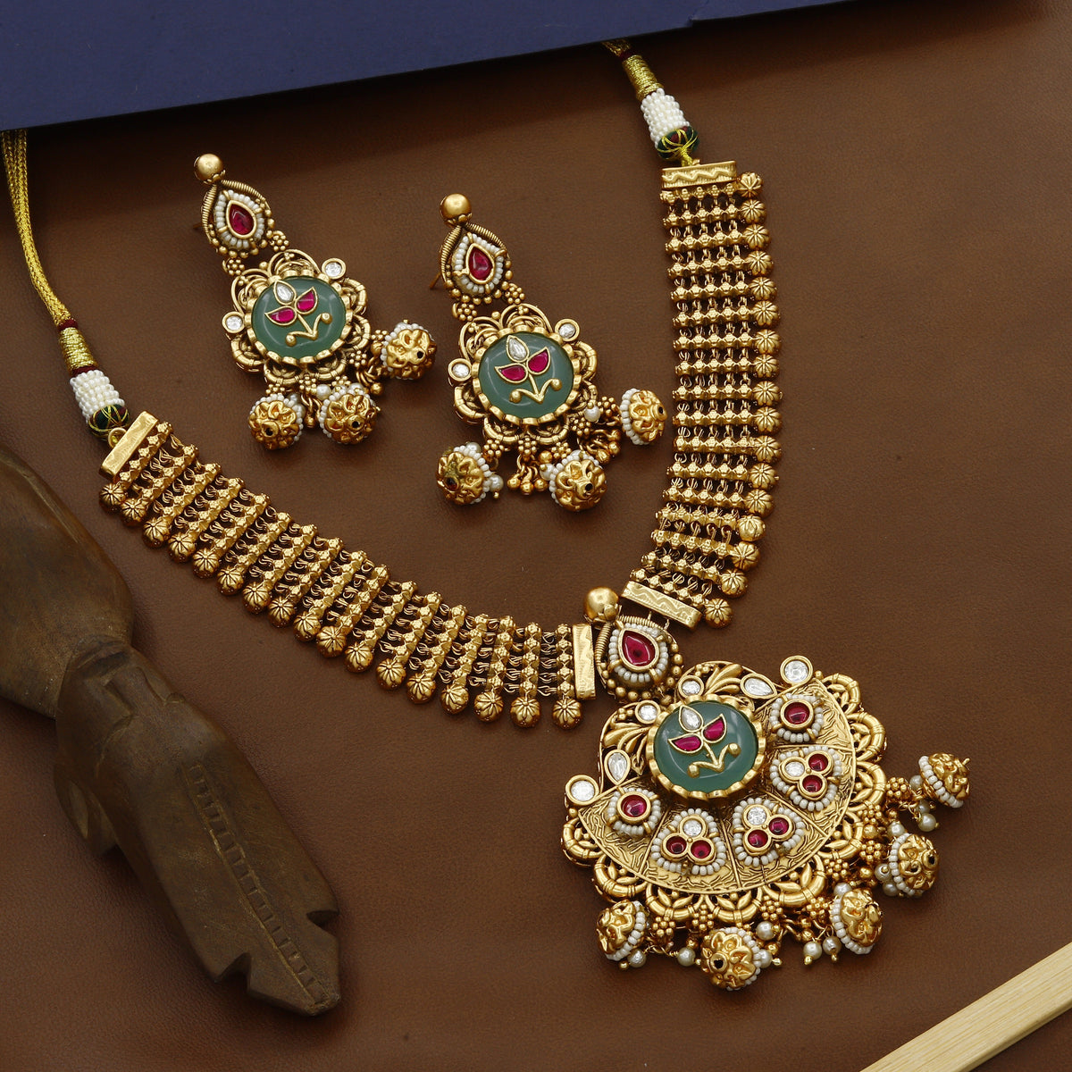 Antique Short Heritage Necklace With Medium Earrings