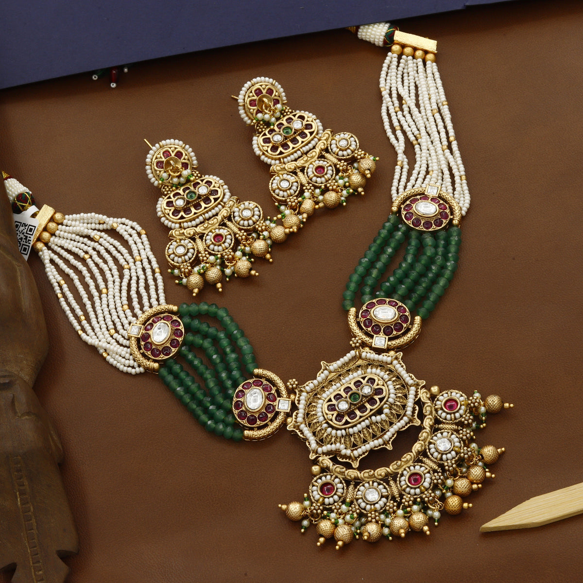 Big Pendent Short Moti Border Choker Set